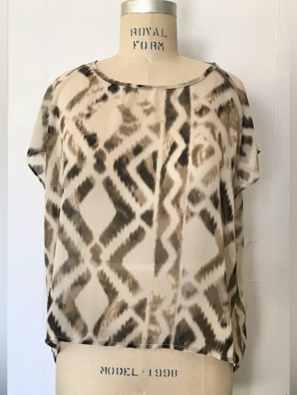 FOREVER 21 CREAM CHARCOAL ABSTRACT GEOMETRIC SHEER SPLIT BACK TOP L NWT